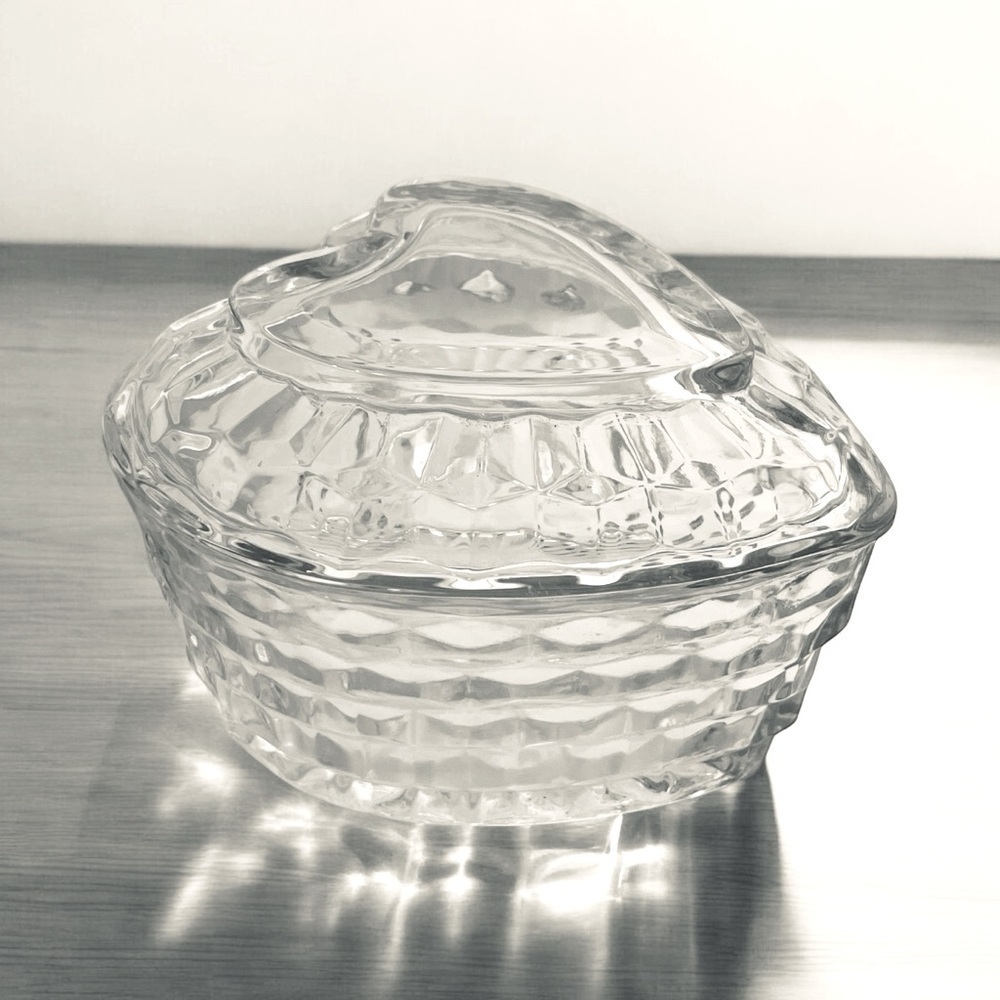 Homco Clear Glass Heart Shaped Small Lidded Trinket Box - Picture 2 of 10